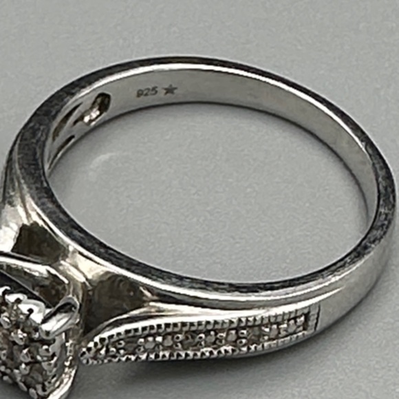 Sterling Silver Diamond Ring - Picture 4 of 5